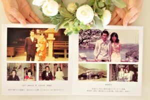 自分史として制作された写真集を手に持つ様子